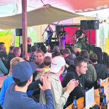 Das Versprechen eingehalten - Die Niederwiler Band «The Yaks» sorgte bei ihrem ersten öffentlichen Konzert für ganz viel Stimmung. Bild: chh