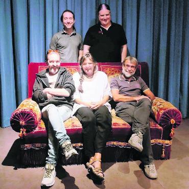 Die Grosse Kunst von Kleinkunst - Die Gastspielverantwortlichen Reini Anliker, Silvan Melchior, Ursi Bosshard, Patrick Honegger und Markus Gehrig (v. l.) freuen sich auf die neue Saison. Bild: Marco Huwyler