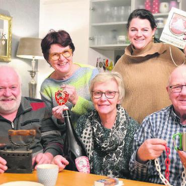 Mit viel weiblicher Energie - Sie prägten oder prägen die Geschichte der Fasnachtsgesellschaft Hohenwien-Wissenburg mit, von links: Josi Wetzstein, Roswitha Stöckli, Theres Strebel, Katja Fahler und Benedikt Strebel. Bilder: Annemarie Keusch / zg