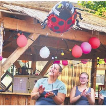Pioniergeist und Zusammenhalt - Gemeinderat Magnus Döbeli und sein Lob, zur Freude von Fränzi Hallauer, Selina Baur, Lynn Schweingruber, Susanne Stucki, Gaby Schweingruber und Simone Bleiker (von links).