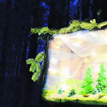Festliches Leuchten im Bünzer Wald - Beleuchtete, festlich dekorierte Holzboxen im nächtlichen Wald.