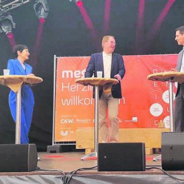 Die «mega24» ist eröffnet - Marianne Binder-Keller, Peter Spring (Mitte) und Thierry Burkart. Bild: rwi