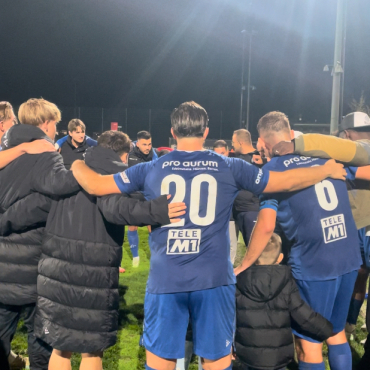 Fussball: Wohlen eine Runde weiter - Spieler und Staff des FC Wohlen bejubeln den Sieg. Bild: jl
