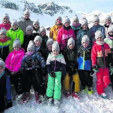 Bei herrlichsten Schneeverhältnissen - Gruppenfoto der Beinwiler Primarschüler im Skilager – sie genossen eine erlebnisreiche Woche. Bild: zg