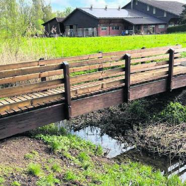 Aus Liebe zum Dorf - Sie sieht wieder aus wie neu: Die Mooskanalbrücke wird von Spaziergängern aus dem Dorf sehr geschätzt.