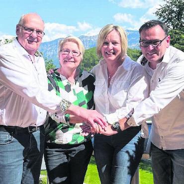 Nie genug von dieser Musik - Sie organisieren einen Südtiroler Sommer – zumindest für ein Wochenende – in Boswil: Rolf und Monika Wiederkehr aus Bünzen mit ihren Freunden aus dem Schwarzwald Sandra Laufer und Rainer Brückner (von links). Bilder: zg
