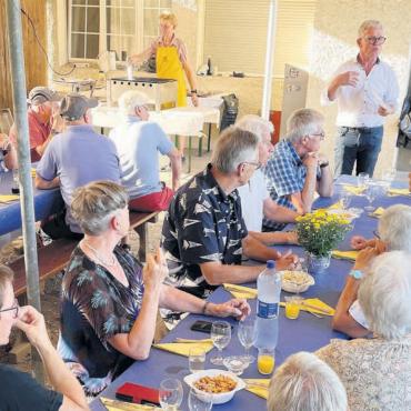 «Das tut der eigenen Seele gut» - Thomas Peterhans, Präsident des Seniorenrates (stehend), bedankte sich bei den insgesamt 53 freiwilligen Helferinnen und Helfern. Bilder: zg