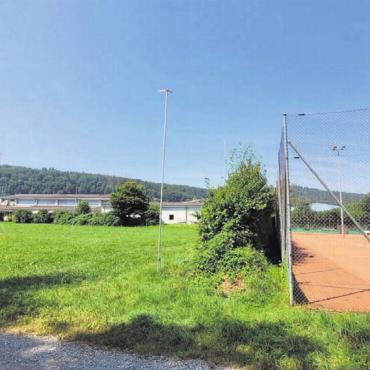 Wärme aus eigenen Wäldern - Die künftige Wärmezentrale steht hinter dem Feuerwehrgebäude und neben dem Tennisplatz. Die Erschliessung erfolgt von der anderen Seite, von der Bachstrasse her.