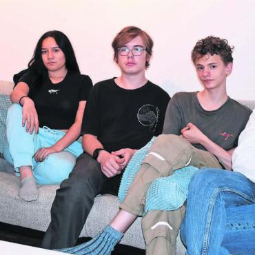 «Hier ist das Paradies» - In der Jugend-WG der Integra sind alle gut gestartet und sind happy: Franziska Hallauer, Leiterin der Jugend-WG (links), und die Sozialpädagogin Priyanka Kanesalingiam (rechts) schauen, dass alles funktioniert. Bild: Daniel Marti