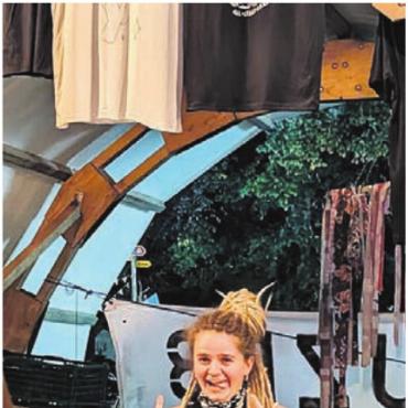 Mit dem Kuzeb feiern - Auch am Festival verkauften die Kuzebler nochmals fleissig hauseigene Artikel zugunsten der erfolgreichen Kampagne.