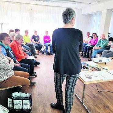 Erfolgreich ins Projekt gestartet - Nach den Inputs von Schulungsleiterin Gabriele Kaes kam es zu spannenden und angeregten Diskussionen unter den Anwesenden. Bild: zg