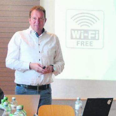 Region fühlt sich vernachlässigt - Repla-MRK-Präsident Stefan Bossard (Mitte) bedauerte die unglückliche Kommunikation bezüglich Verkehrsplanungs-Informationen. Bild: Roger Wetli
