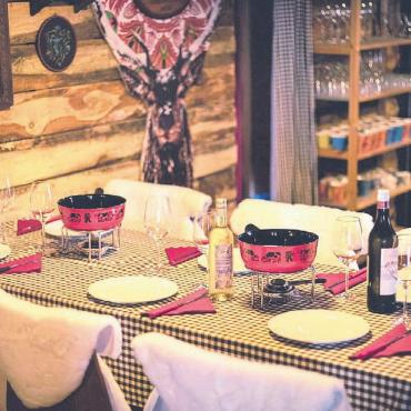Weil das Bedürfnis riesig ist - Das Fondue-Hüüsli wird jedes Jahr mit viel Liebe zum Detail eingerichtet. Und ist damit prädestiniert für einen gemütlichen Abend in der Familie oder mit Freunden. Bild: zg