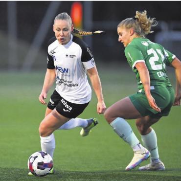 Zwischen Klinik und Rasen - Michelle Stierli (links) ist Captain der Aarau-Frauen. Die Ärztin kämpft mit ihrem Team gegen den Abstieg. Bild: Alexander Wagner