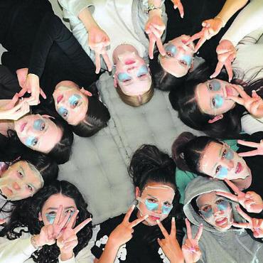Ein buntes Angebot für alle Interessen - Aus einer anderen Perspektive: Teilnehmerinnen des Kurses «Beauty und Relax». Die Schülerinnen und Schüler hatten weitere tolle Erfahrungen. Bild: zg
