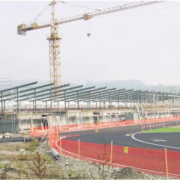 Regelung ist zweckmässig - Schon vor dem Bau des Sportzentrums Niedermatten (die Aufnahme zeigt das Leichtathletikstadion im Oktober 2003) wurde die Grundsatzvereinbarung zwischen allen Parteien – Gemeinde und Vereine – verabschiedet. Bild: Archiv/dm