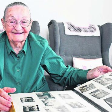 Von Kriegswirren zum Liebesglück - Theresia Kohlheimer blättert zu Hause an der Büttikerstrasse im Fotoalbum: «Unser Nachbar in Oberlimbach war ein Nazi», seufzt sie. Bilder: Daniel Marti / zg