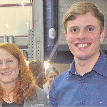 Durchbruch nach über zehn Jahren - Nach der ausserordentlichen Gemeindeversammlung Mitte September gab es einen sehr guten Grund zur Freude: Frau Gemeindeammann Renate Ballmer und Gemeinderat Pascal Stahl. Bild: Archiv/rwi