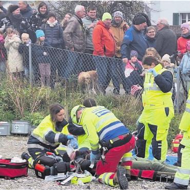 Helden der Kinder - Arbeiten Hand in Hand: Angehörige der Feuerwehr und der Sanität zum Wohle des Verletzten. Bilder: Monica Rast