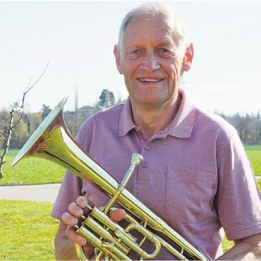 Sechs Jahrzehnte am Es-Horn - Köbi Keusch mit seinem Es-Horn. Seit 60 Jahren ist er dem Instrument und der «Musig» Boswil treu. Bild: Annemarie Keusch