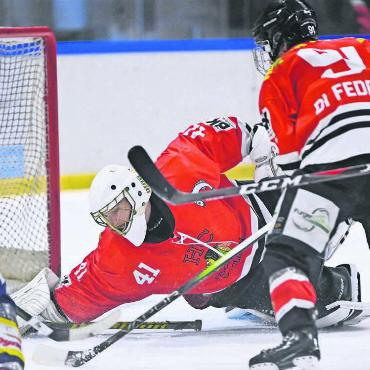 Der Verband sagt «Nein» - Fi-Gö-Goalie Fabian Klaas wird seine Paraden auch in der kommenden Saison in der 3. Liga auspacken müssen. Bild: Alexander Wagner