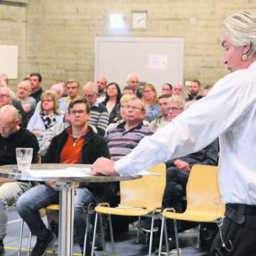 Die grosse Wut auf die Planer - Grossaufmarsch der Bevölkerung: Mit Interesse verfolgen die Anwesenden die Ausführungen von Gemeindeammann Patrick Fischer. Bilder: Chregi Hansen