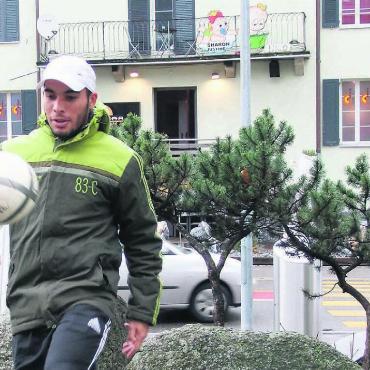 Der mysteriöse Alex - November 2010. Alexandre Monteiro de Lima jongliert auf dem Markusplatz in Wohlen. Er sagte damals: «Wer klein denkt, bleibt klein.» Bild: spr