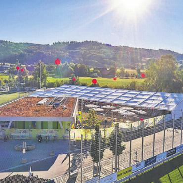 Fröhliche Stimmung - Drei Tage lang wurde das Areal neben dem Fussballplatz zur Festmeile für die grosse Raiffeisen-Familie. Bild: pd