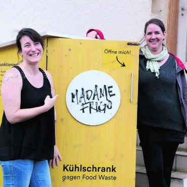 Sehr gefragtes Angebot - Sie freuen sich, wie gut das Projekt angelaufen ist und wie viele weitere Standorte es bereits gibt: Initiantin Jacqueline Karrer (links) und Caritas-Projektleiterin Karen Hug. Bild: Chregi Hansen