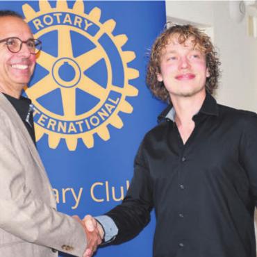 Aussergewöhnliches Trio - Max Wyder, Präsident Rotary Club Freiamt, gratuliert Ken Isenegger; er ist einer von drei ausgezeichneten Lehrabgängern. Bild: dm