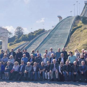 Abstecher auf die Sprungschanze - Gruppenbild der Uezwiler und Büttiker Senioren bei der Sprungschanze in Einsiedeln. Bild: zg