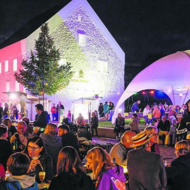 Solider Verein bleiben - Schlössli bei Nacht: Das Festival «Punkt & Halbi» garantiert viele künstlerische Aspekte, aber auch eine einzigartige Stimmung ums älteste Steinhaus von Wohlen. Bild: Archiv