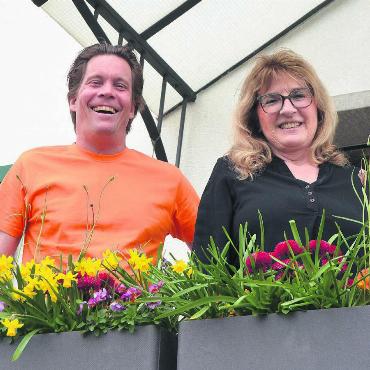 Nie die Freude verloren - Mit einem Strahlen empfangen Marcel Huber und Lydia Mai seit 20 Jahren Gäste im Restaurant Litzi. Ende September geht diese Ära zu Ende. Bild: Annemarie Keusch