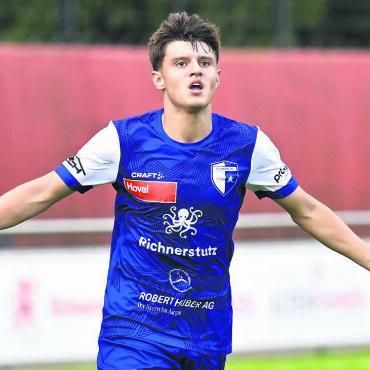 Das Beste rausgeholt - Eigengewächs Dorde Komatovic tankte sich gegen drei Gegenspieler durch und erzielte das Führungstor für den FC Wohlen. Bild: awa/Archiv