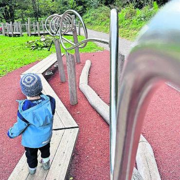 Auf dem richtigen Weg - Spielerisch können sich die Kinder auch in Geschicklichkeit üben. Bild: Stefan Sprenger