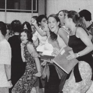 Mit grilliertem Pouletbein in die Zukunft - Der Bezirksschulchor Muri sorgt mit packender Musik für Abwechslung. Bild: Archiv