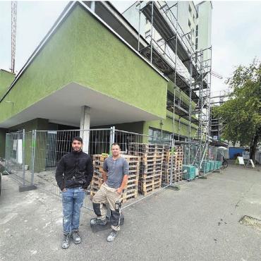 Wenn Träume bauen lernen - Die Fassade grün, die Motivation rosig. Das neue Kino entsteht.