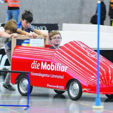 Premiere gelungen - Zum Teil gab es gleich zwei Kinder, welche die Bobseifenkisten anschoben.