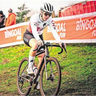 Doppelsieg der Schwestern - Nach einem erfolgreichen Weltcup überzeugt Shana Huber auch an den Radquer-Schweizer-Meisterschaften. Auch ihre Schwester Lina holt den Meistertitel. Bild: zg