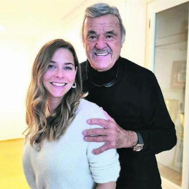 Besonderer Tag - Olympiasieger und Unternehmer Hausi Leutenegger schaute vor dem grossen Geburtstags-Rummel vorbei. Hier mit Simone Müller, Tochter von Max Forster.