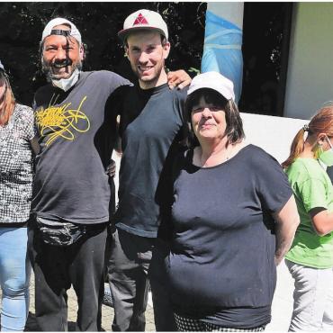 «Welche Farbe hat mein Glaube?» - Sie sind zufrieden mit dem Anlass: (v. l.) Marta Tabken, Martina Koch, Graffiti-Künstler Marvin, Daniel Baumann und Katharina Althaus.