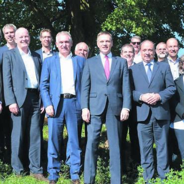 Damit die Türen offen stehen - Wie ein Klassenfoto – die fünf Regierungsräte und die Staatsschreiberin vorne in der Mitte, umgeben von den Ammännern der Gemeinden des Bezirks Muri auf dem Buneggli in Waltenschwil. Bild: Annemarie Keusch