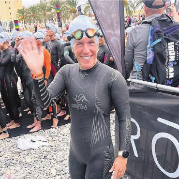 «Das war enorm hart» - Vor dem Start ist Cécile Treier gut drauf. Für die 3,2 km im Wasser benötigte sie 73 Minuten. Die 180 km Velofahren schaffte sie in sechs Stunden und 27 Minuten.