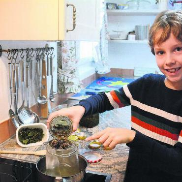 Grosseinsatz für andere Kinder - In den vergangenen Tagen wurde die Küche der Familie zum Labor. Aus verschiedenen Kräutern stellt Robin Meyer Salben her, die eine heilende Wirkung haben. Bild: Chregi Hansen