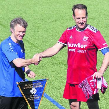 Fussball für alle – seit 75 Jahren - Handshake mit Jonas Fricker (links), Captain des FC Grossrat, und für die Murianer Alltagshelden Philipp Stotz.