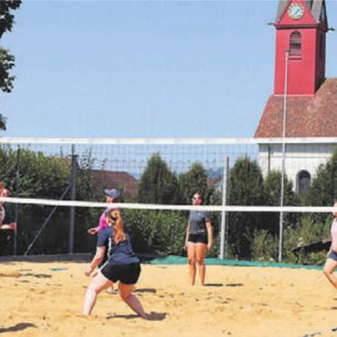 Mit Spass und viel Einsatz - Ein spielreicher Volleyballtag in Waltenschwil. Bild: zg