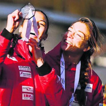 «Oh, mein Gott» - «Ja, es ist Bronze.» Melanie Hasler (links) und Anschieberin Mara Morell begutachten ihre Medaille. Bild: IBSF