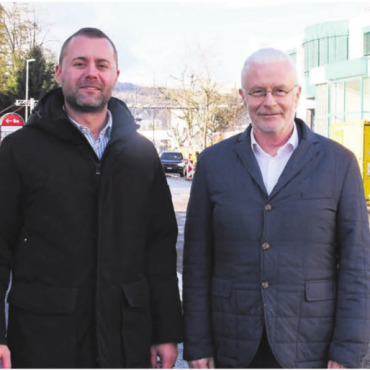 Optimale Lösung rasch umgesetzt - Die Verzögerung der Sanierung der Alten Bahnhofstrasse hat der ibw praktisch in die Hände gespielt, so konnte der neue Wärmeverbund zusammen mit den Strassenarbeiten realisiert werden: Projekleiter Drilon Bajrami und ibw-Geschäftsleiter Peter Lehmann. Bilder: Daniel Marti