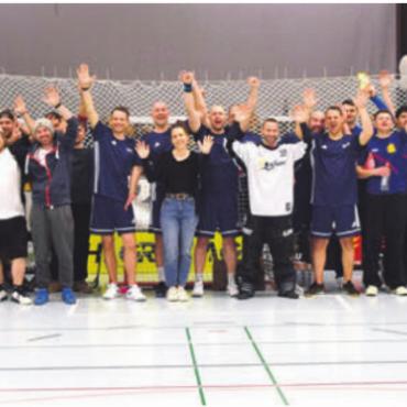 Ganz viel Spektakel - Alle Teilnehmer der zweiten Auflage des Unihockey-Turniers in Büttikon auf einem Bild. Bild: zg