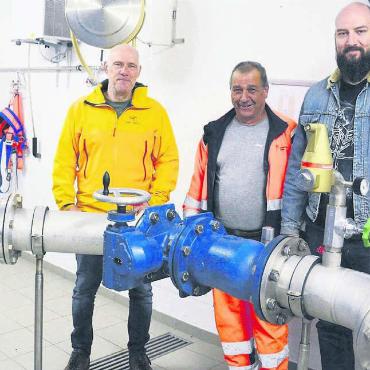 Damit das Wasser wieder fliesst - Anfang April mussten (von links) Norbert Ender (Gemeindeammann Niederwil), Hans-Peter Stöckli (Brunnenmeister) und Andreas Wyss (Gemeinderat Fischbach-Göslikon) die Einschränkungen beim Wasser kommunizieren. Diese Situation soll sich nächstes Jahr nicht mehr wiederholen. Bild: Archiv